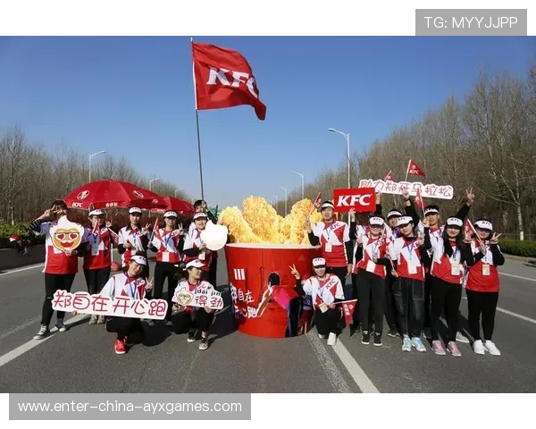 马拉松沿路粉丝送烤肠选手直接吃