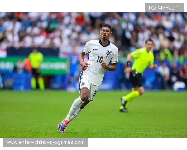 贝林厄姆中路盘带撕开防线,英格兰赢得前场优势 贝林厄姆中路盘带撕开防线,英格兰赢得前场优势