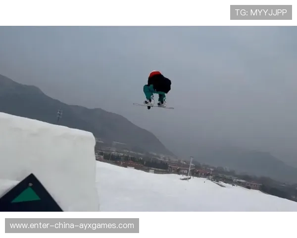 单板滑雪者挑战前所未有“三连飞”震撼雪场