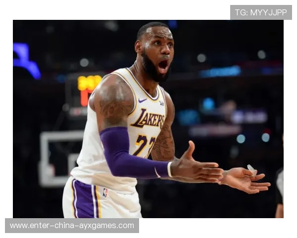 湖人高位战术演练，詹姆斯篮下策应显示统治力